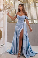 Elegante vestido de noche largo de satén azul con hombros descubiertos y corte A y abertura
